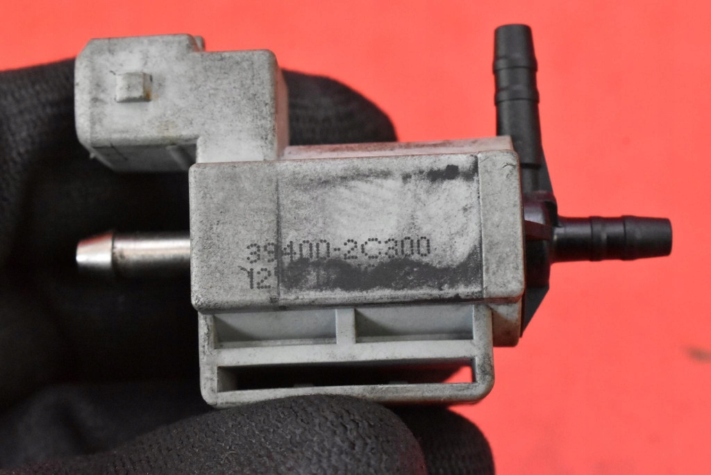 Клапан вакууму 39400-2c300 hyundai genesis 1 1 2.0 rs turbo 213km 08-12 Зі Шроту