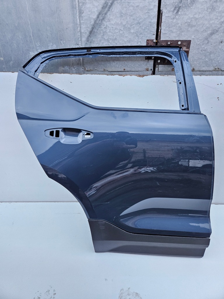 Купить Volvo xc40 дверь правый задний  правое задние