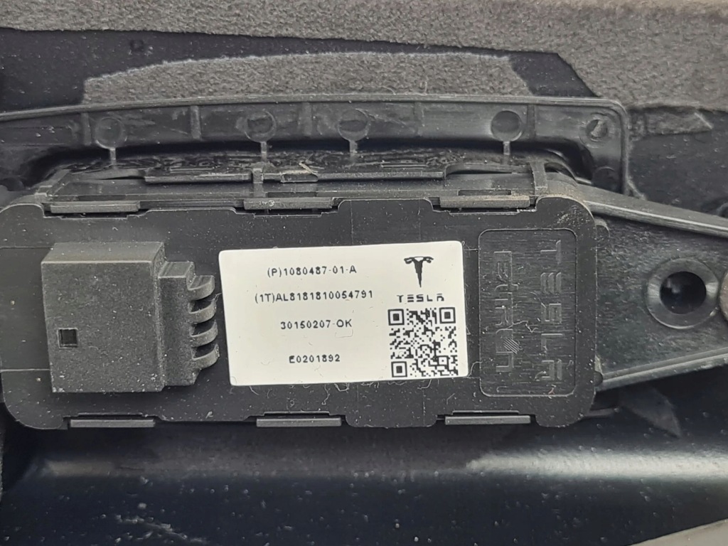 2018 tesla model x защита стойка b верхний 105896949c Оригинал