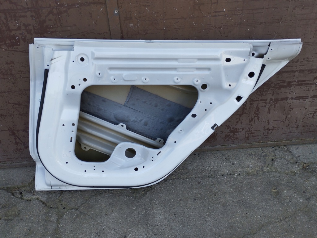 Дверь правое задний  tesla 3 Киев