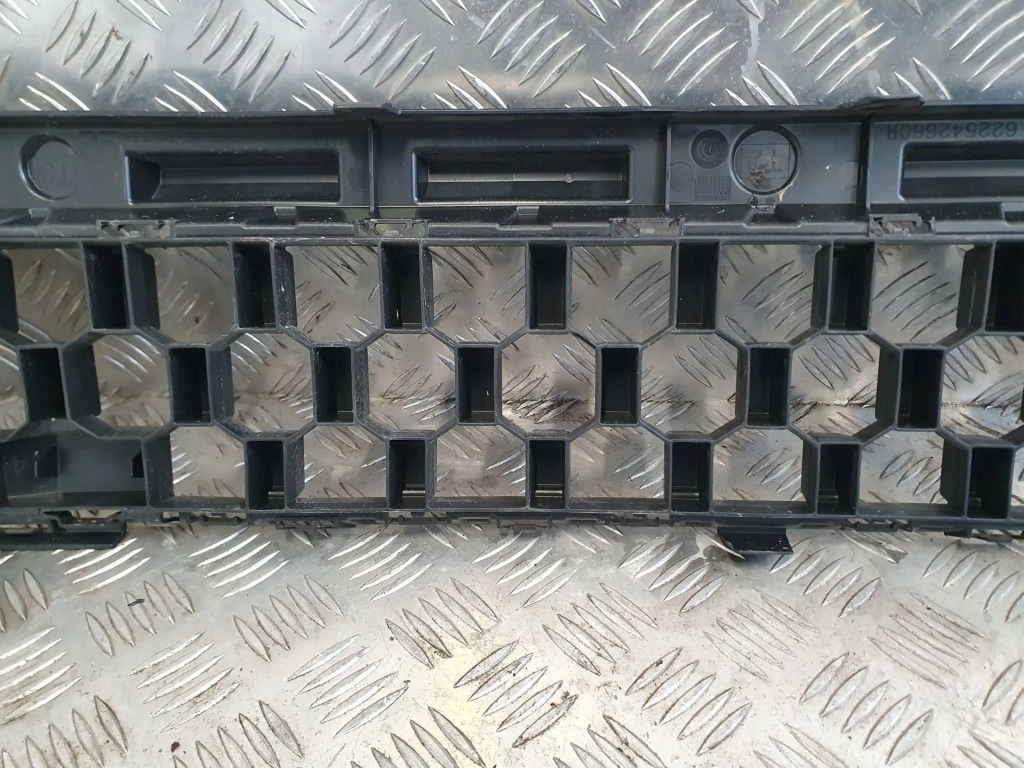 Купить Renault megane e-tech 2022-2023 решётка средняя бампера перед передний