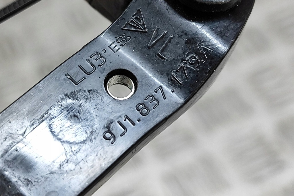 фото №7, Porsche taycan cross turismo ограничитель дверь передних правых 9j1837179a