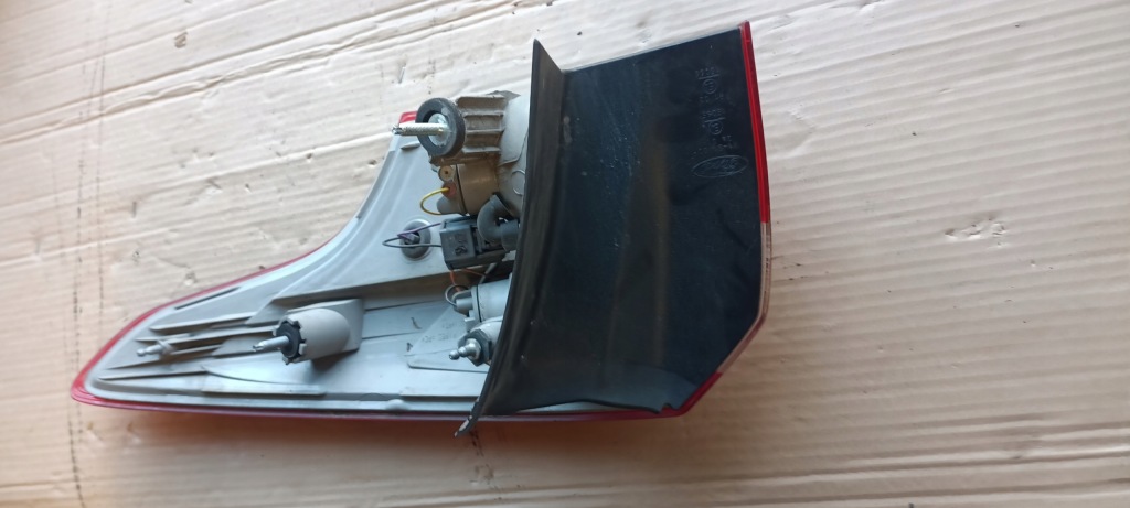 Focus mk3 універсал лампа лівий задній w крила led bm51-13405-g led Ціна