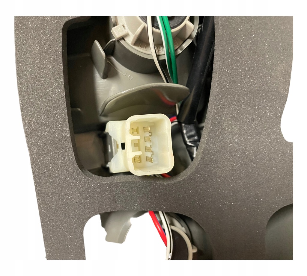 фото №4, Toyota prius + plus 12-15 led лампа задняя nowa правая