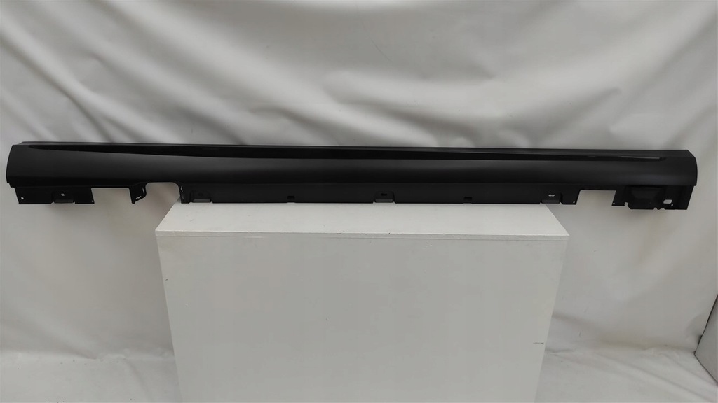 фото №1, Молдинг порог правая mercedes e 213 amg карбон