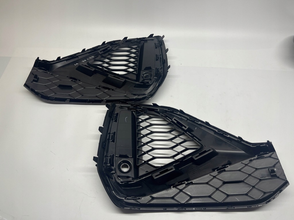 Audi q2 решітка бампера перед права ліва набір 81a807682q 81a807681q Недорого