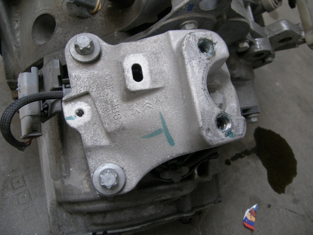 Кронштейн кронштейн 9824272980 citroen peugeot Доставка