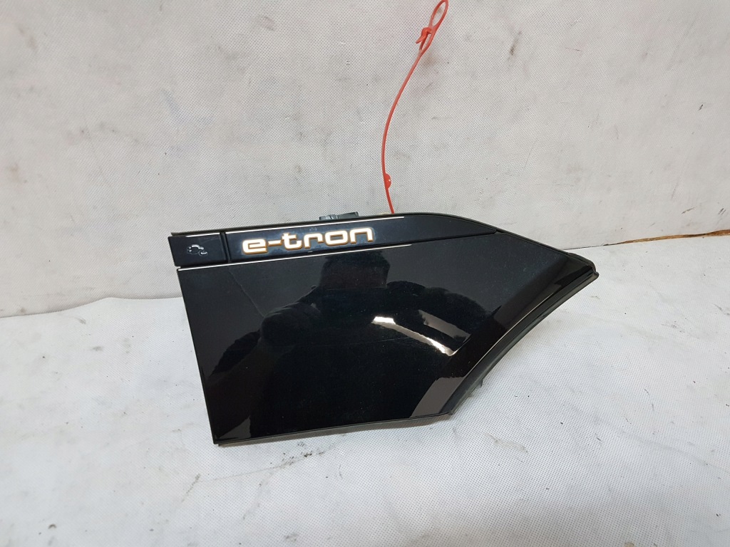 фото №1, Audi e-tron крышка разъём зарядки 4ke971375