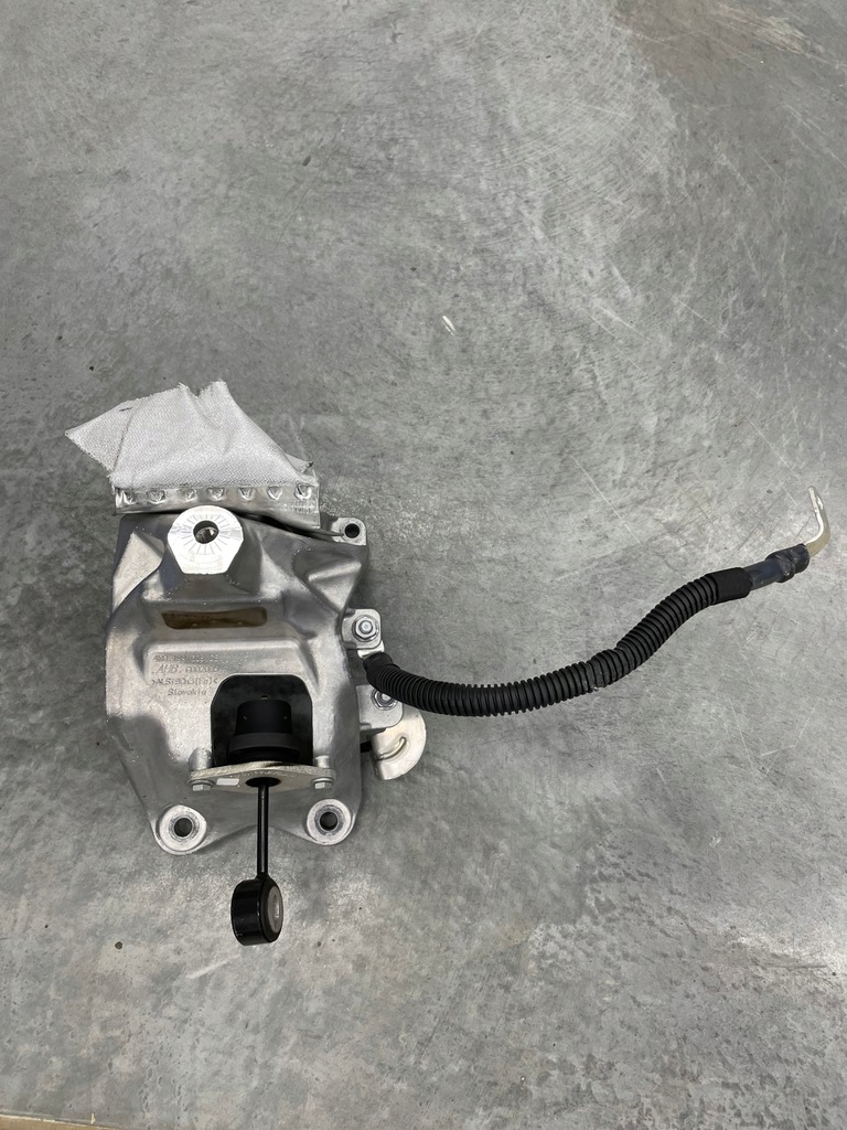 фото №1, Кронштейн кронштейн двигателя a5 8w оригинал идеальное состояние