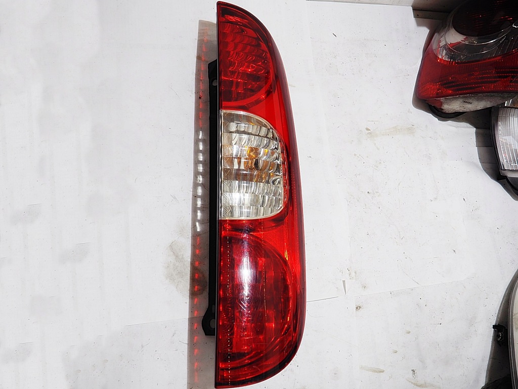 фото №1, Doblo 06-10 версия с крышка багажника лампа задняя задняя правая