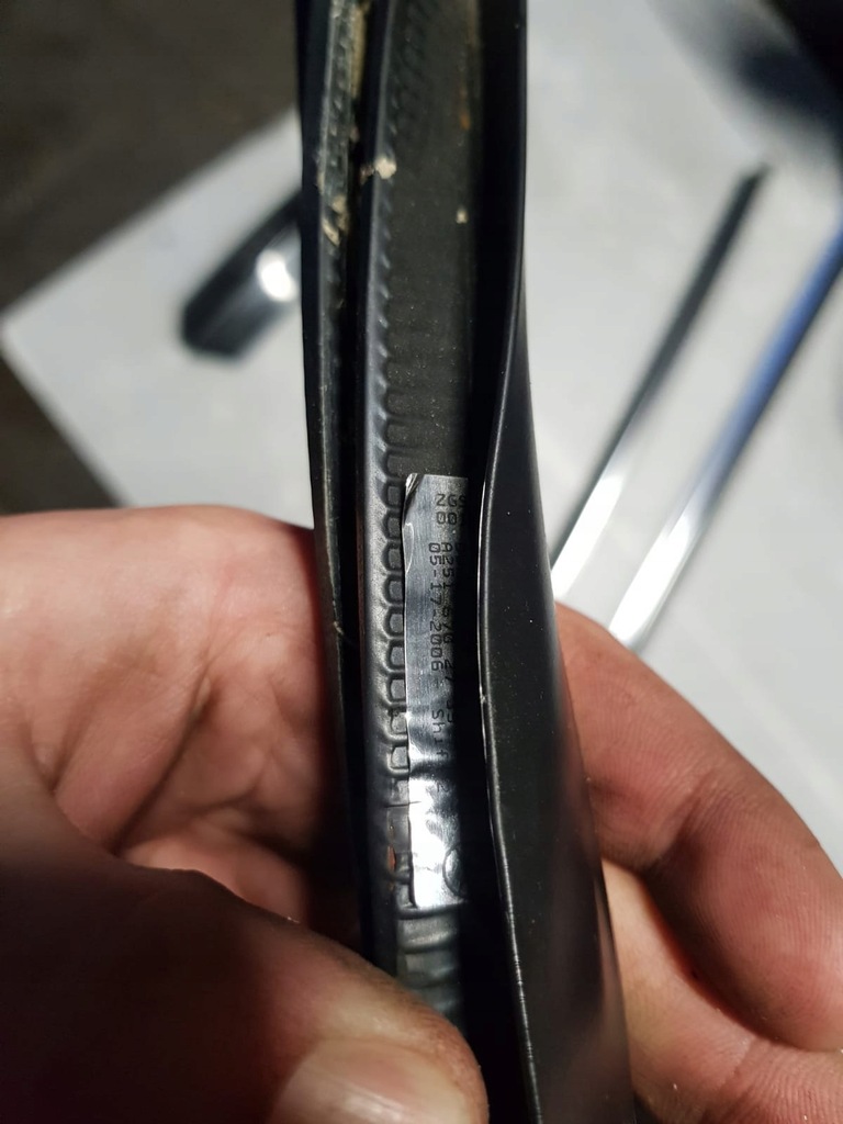 фото №10, Mercedes w251 прокладка скло кузовний права ліва