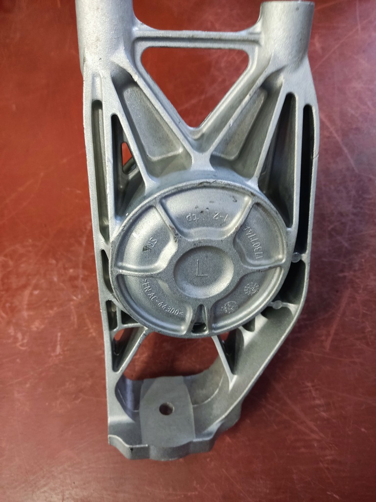 фото №6, Подушка кронштейн кронштейн двигуна mercedes eqs a2963330300 nowa