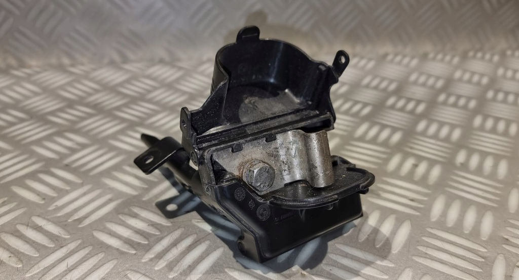 фото №11, Bmw e60 e61 e63 разъём b+ выход клемма plus отсек 6923945 кронштейн 6932006