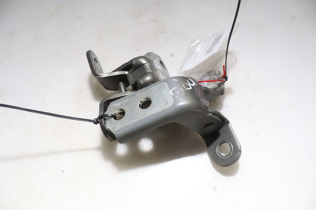 фото №1, Петлі двері правий перед toyota yaris iv cross