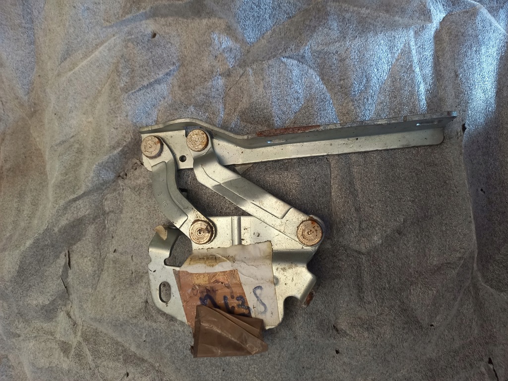 фото №1, Петля капот лівий vw passat b7 3c0823301e