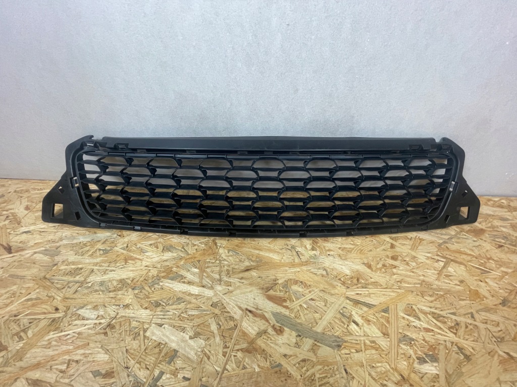 фото №1, Dacia duster i средняя решётка бампера перед передняя