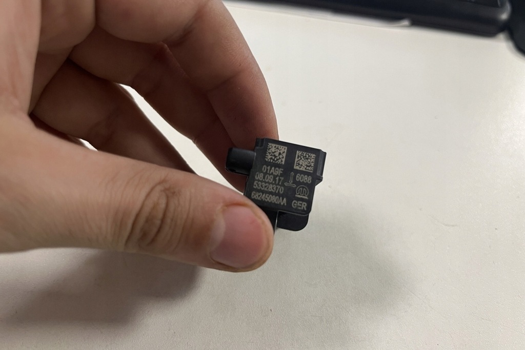 фото №8, Датчик удара подушки безопасности воздушной chrysler pacifica 68245080aa 3.6l