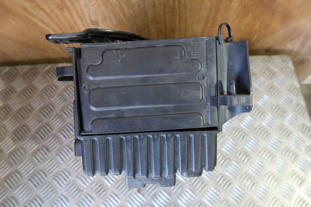 Корпус аккумулятор fiesta mk7 8v21-10757-aa Цена