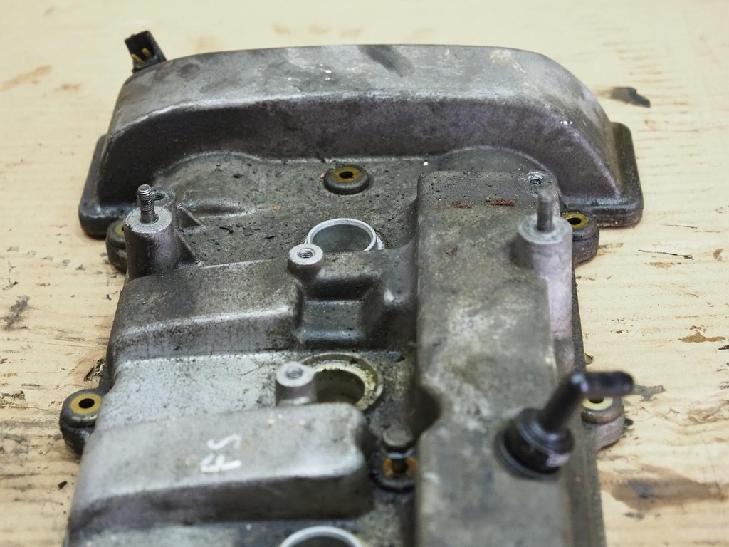 фото №10, Крышка клапанов mazda premacy 2.0b 131km 00-05 fs