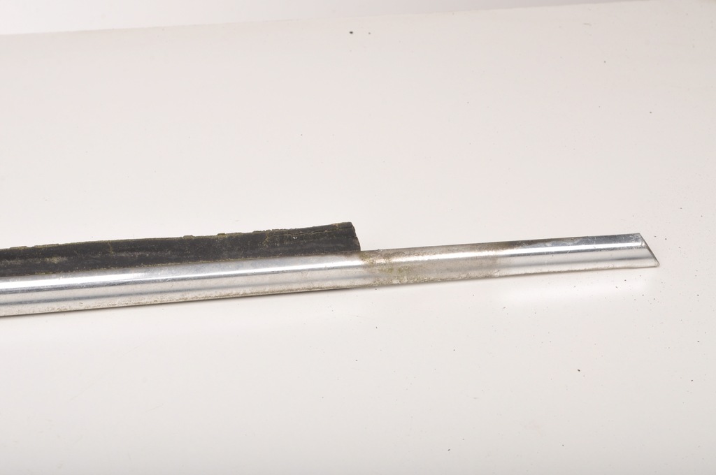 фото №5, Mercedes w123 молдинг стекло передняя правая