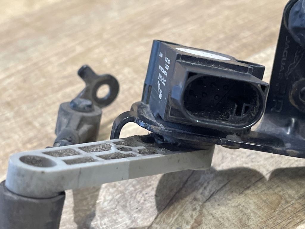 Датчик высоты задний правый range rover velar hk83-3c280-da Цена