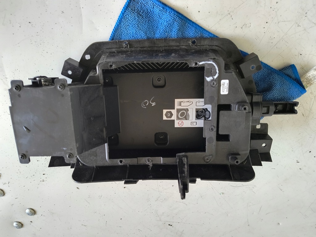 фото №7, Dacia spring заглушка роз'єм порт заряджання решітка радіатора 622568058r