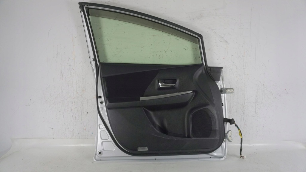 Дверь левое  перед левое передние toyota prius+ рестайлинг  prius + plus 15-18 1f7 Киев