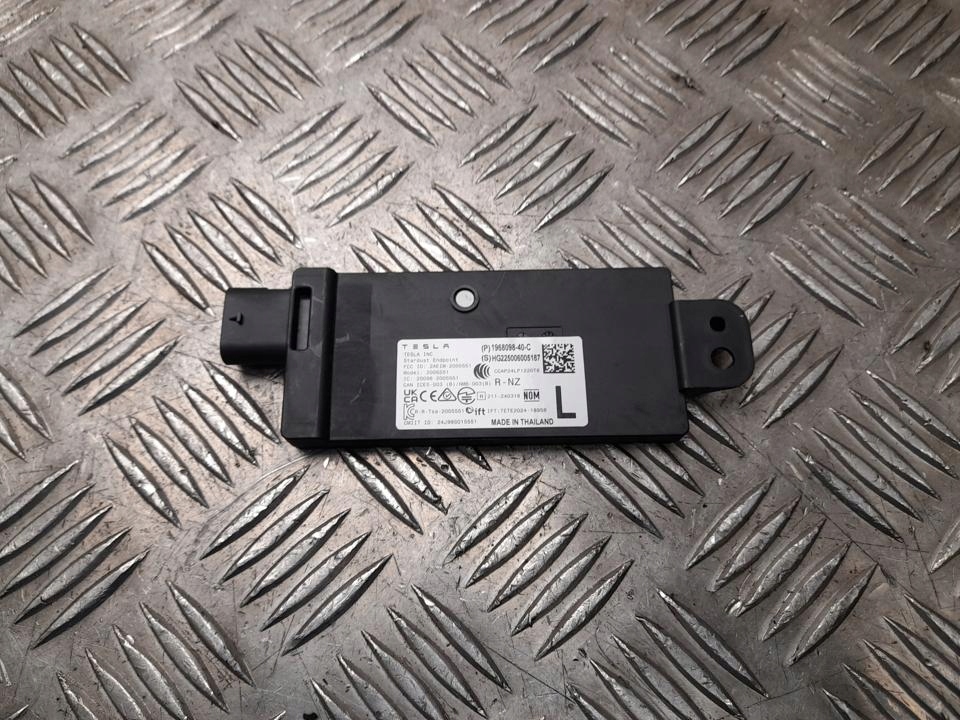 Купить Блок управления 'bluetooth' tesla model y 2025 196809840c