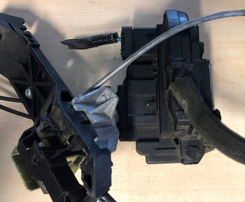 фото №1, Nissan tiida замок правый задняя 2 pin