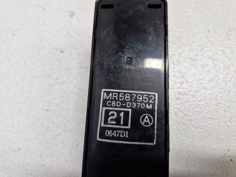 фото №11, Mitsubishi l200 iv 4 переключатель панель окон левый перед mr587952