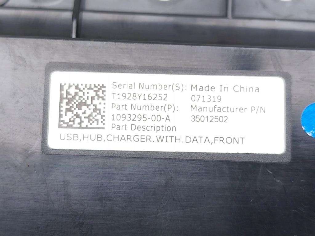 Tesla model 3 разъём / соединитель usb 2020 седан 4/5dr 1093295-00-a 35012502 с Разборки