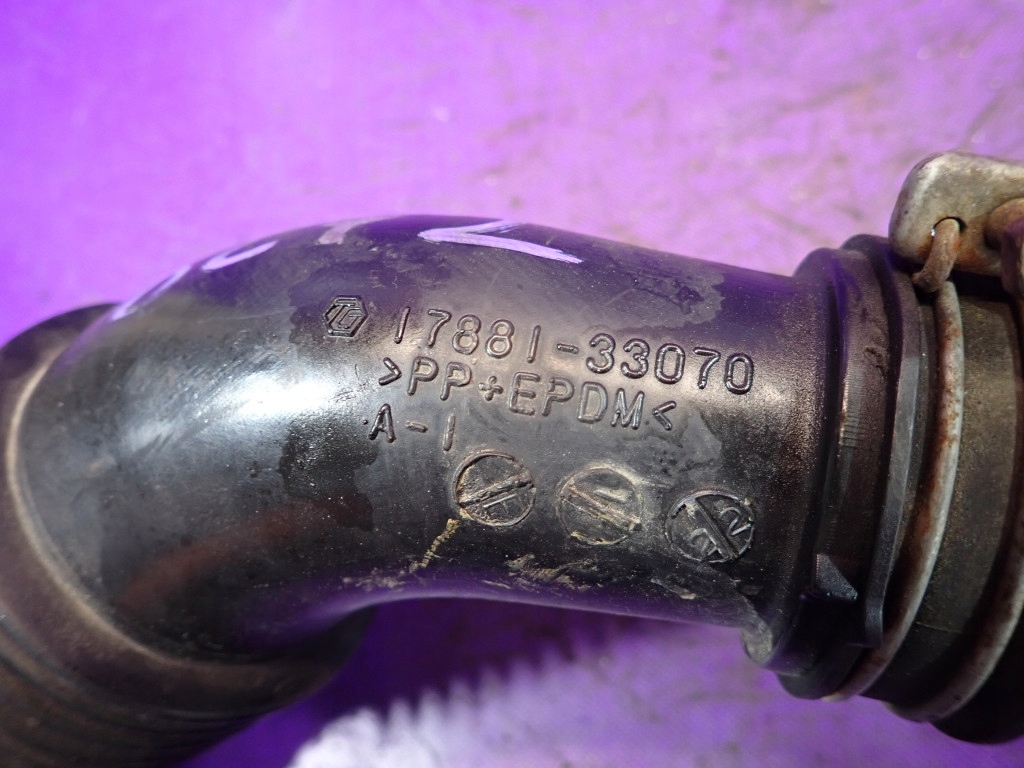 Toyota yaris ii 1,4 d4d шланг труба повітря повітрозабірник 17881-33070 17882 Оригінал