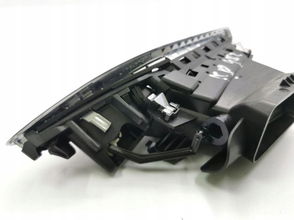 фото №7, Peugeot 2008 i 2015 левая сторона боковая решётка обдув панели приборной панели