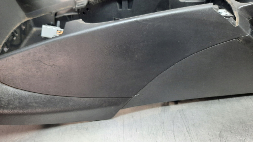 фото №11, Подлокотник туннель средний volvo v50 2.0 hdi 04r