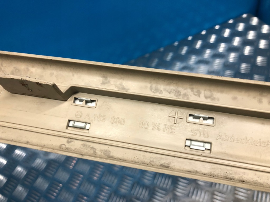 фото №4, Mercedes w169 молдинг порог правый перед бежевая