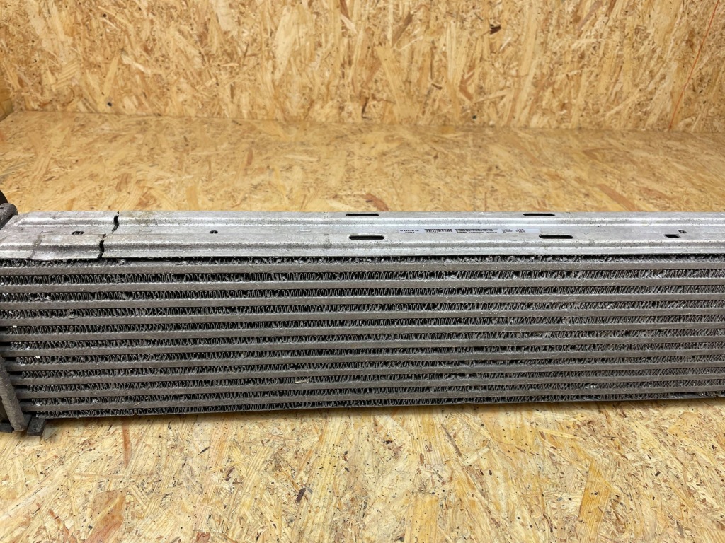 Радіатор повітря інтеркулер volvo v40 2 2.0d 31338474 2012- Зі Шроту