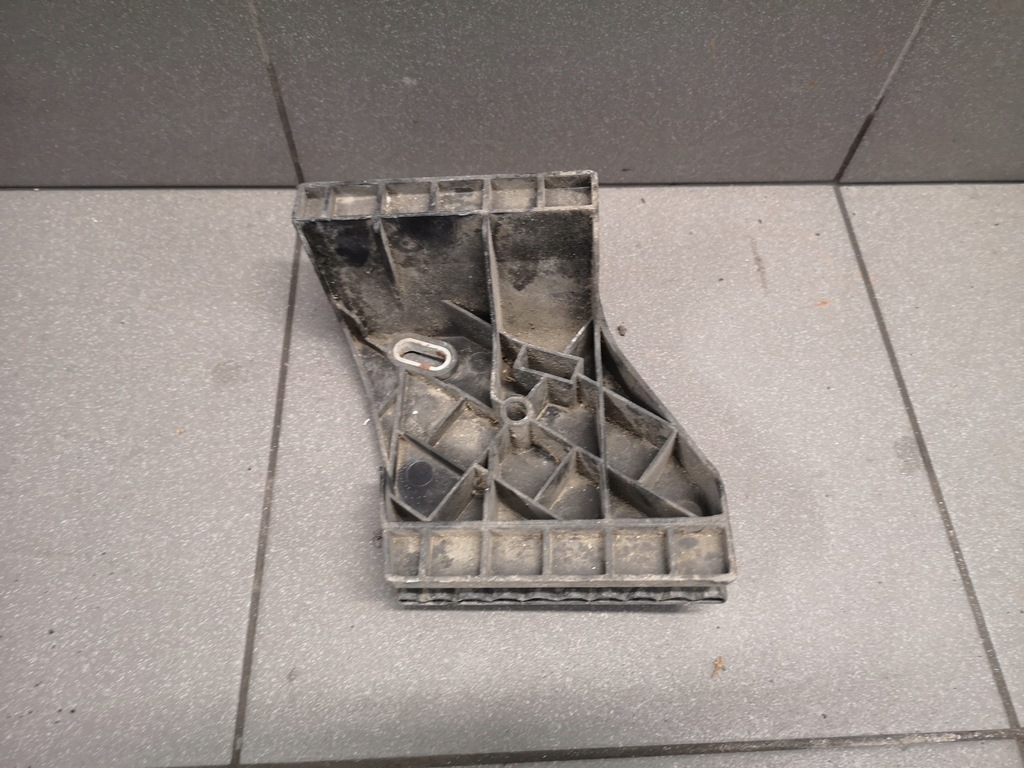 фото №1, Направляющая бампера левый задняя audi a8 d2 4d0807571a