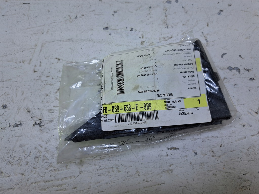 фото №1, Seat arona треугольник заглушка дверь правый задняя