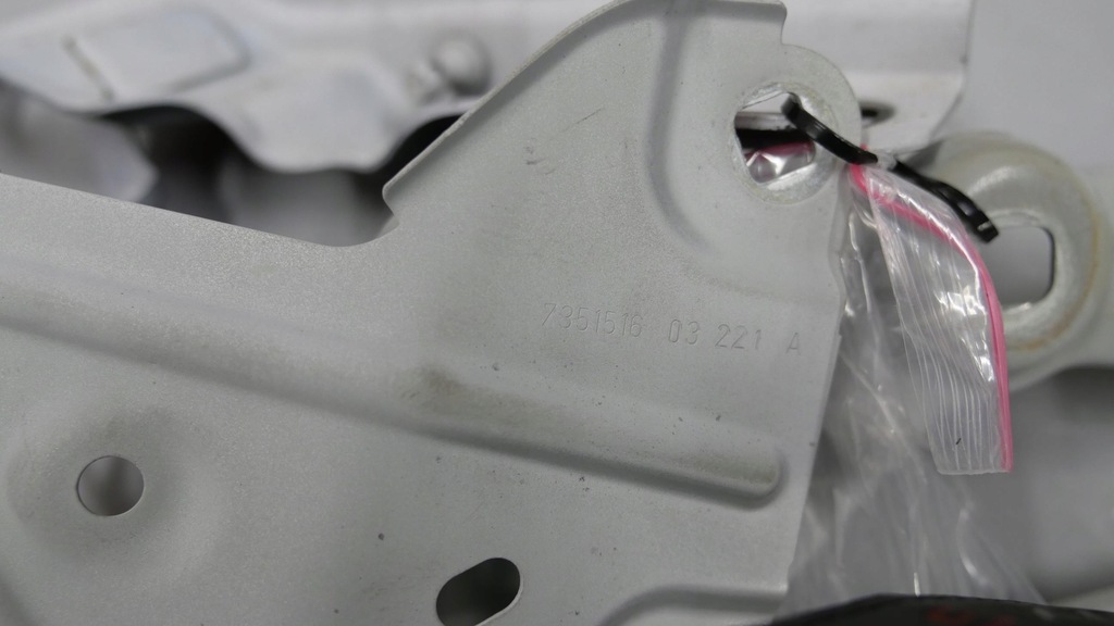 фото №8, Bmw x1 f48 кронштейн крила правого 7427130 7355992 7427136