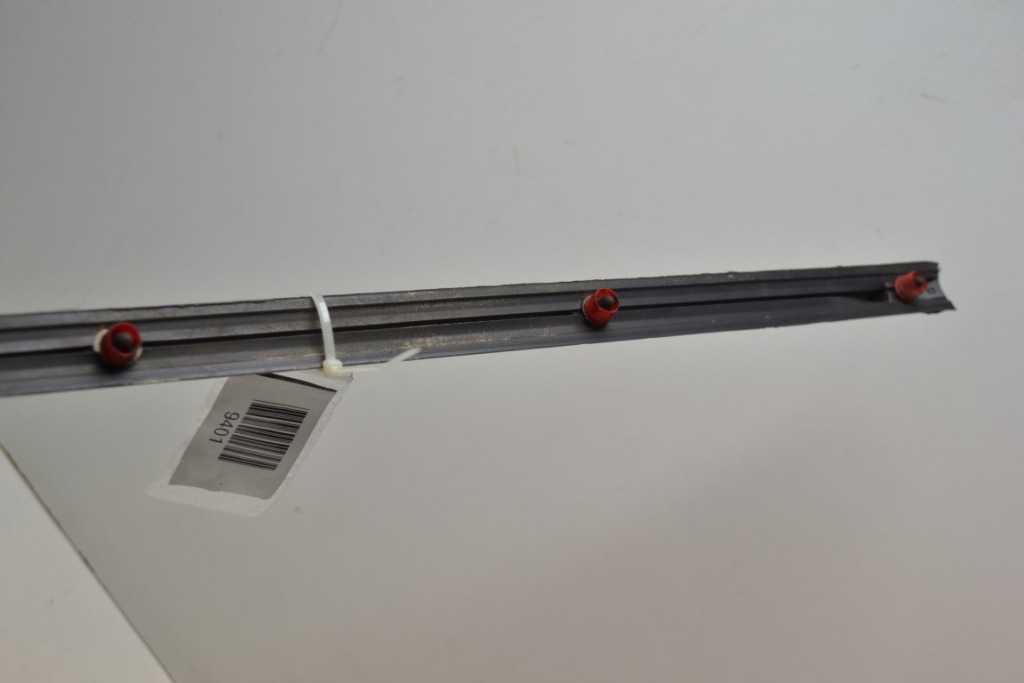 Mercedes w123 молдинг боковая правый задний  дверь Недорого