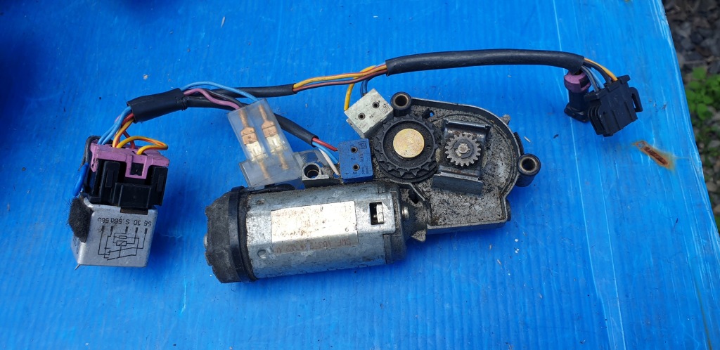 фото №7, Audi 80 b4 моторчик люк 895877795b