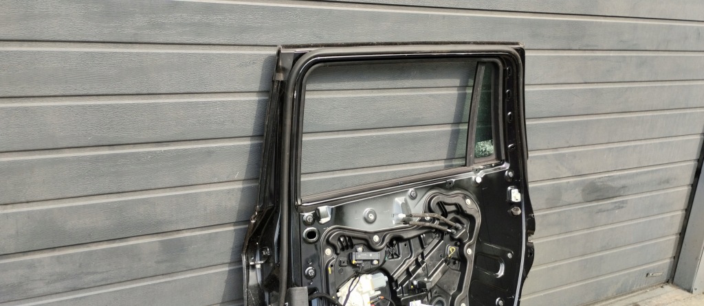 Двері задні праве правий задня jeep commander ii 21r- повний Ціна