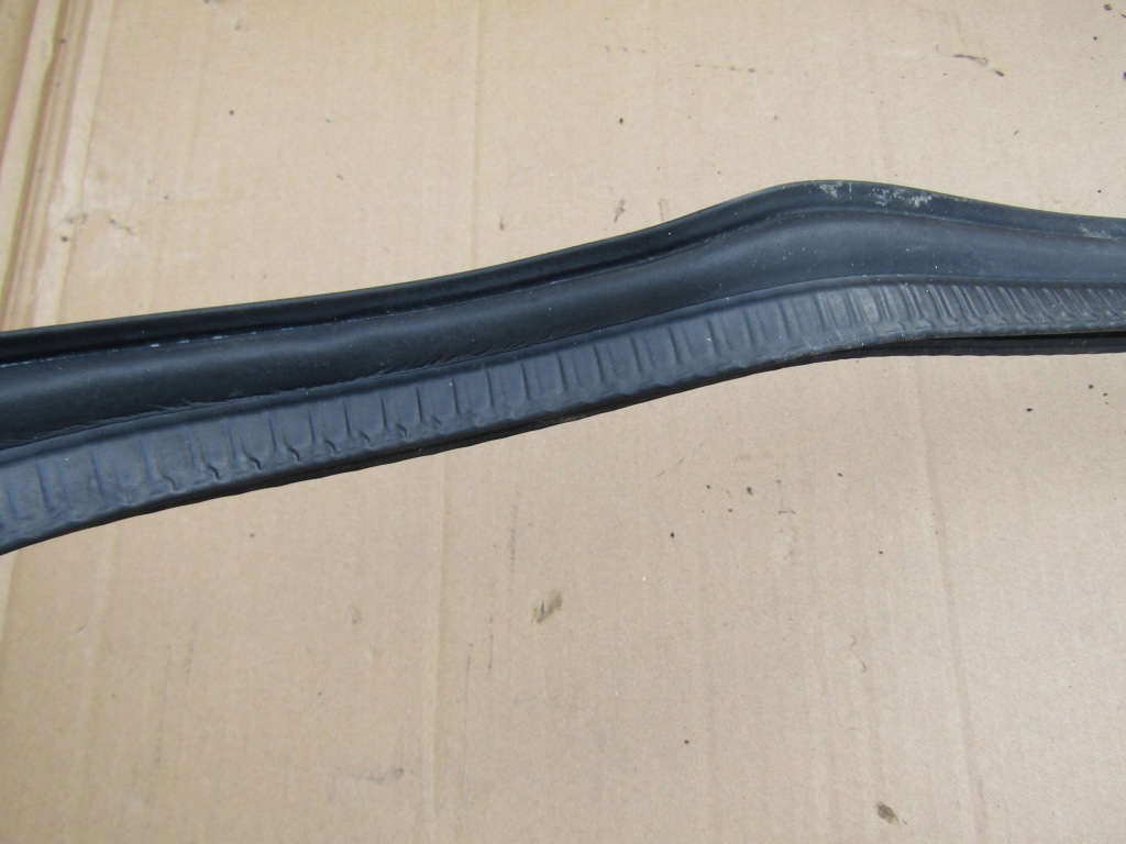 2 mercedes w124 прокладка жабо відсік двигуна Ціна