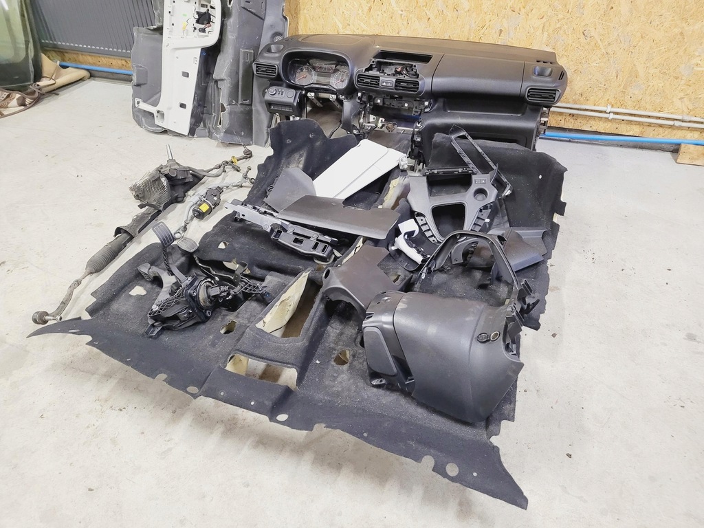 фото №1, Przedładka з праворульна opel combo e 2018-