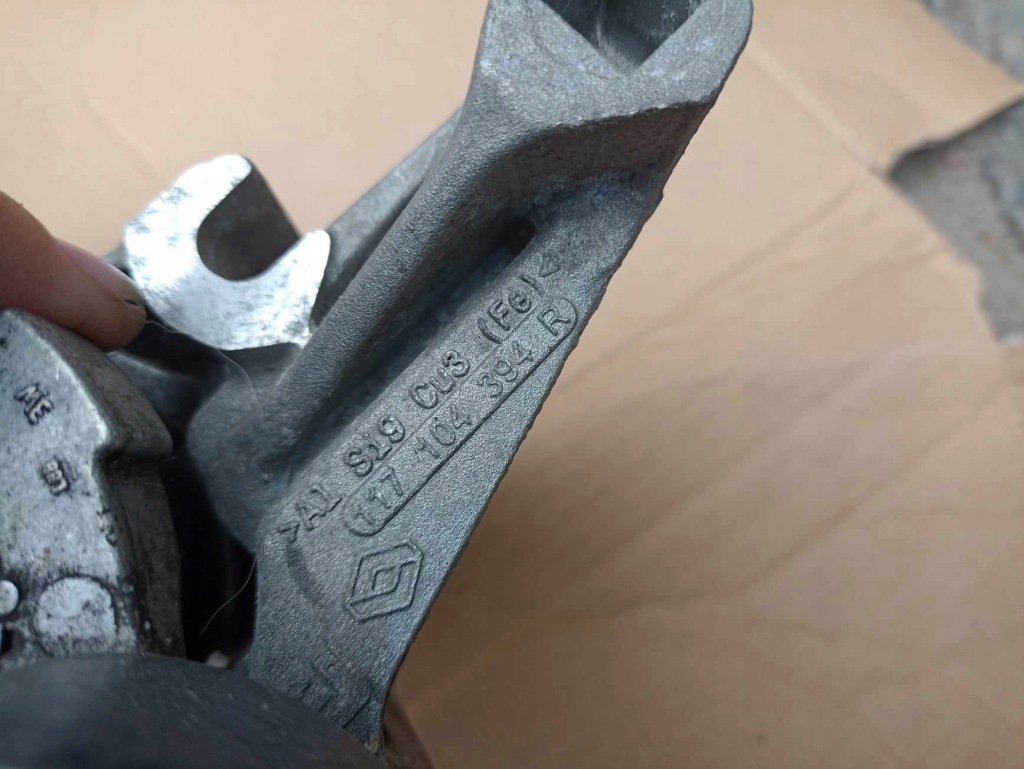 Кронштейн кронштейн генератора nissan renault Оригинал