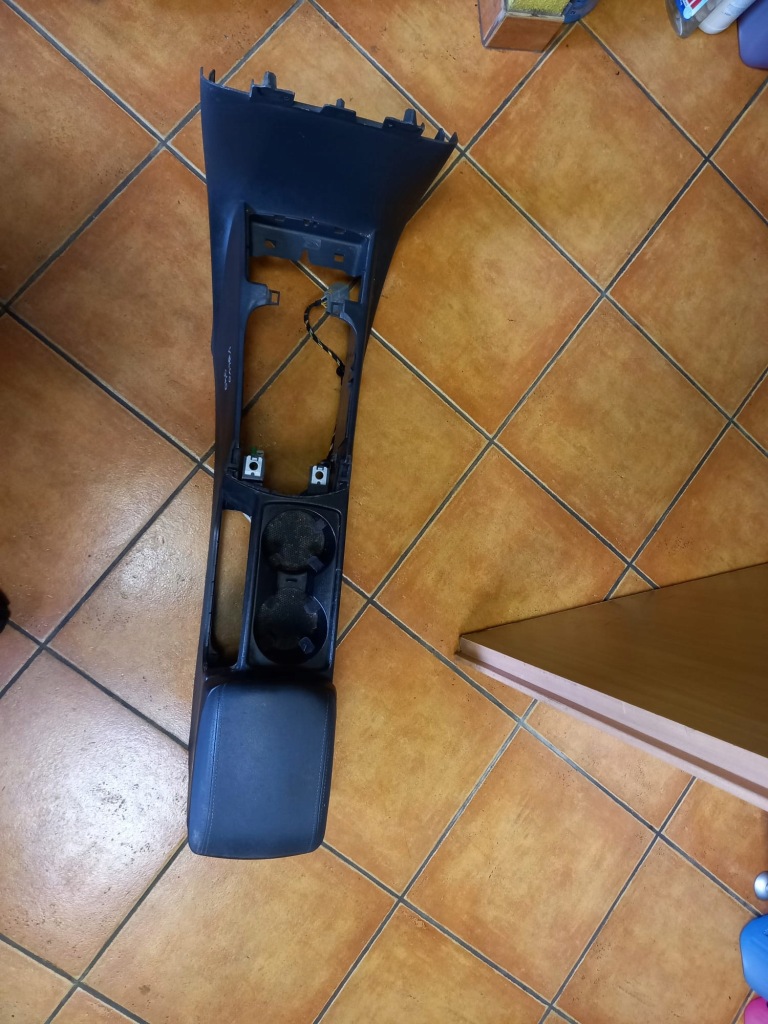 фото №1, Подлокотник туннель volvo оригинальный номер 8687407