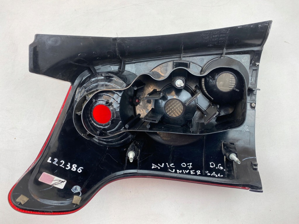 фото №8, 2007 toyota avensis t250 лампа задняя