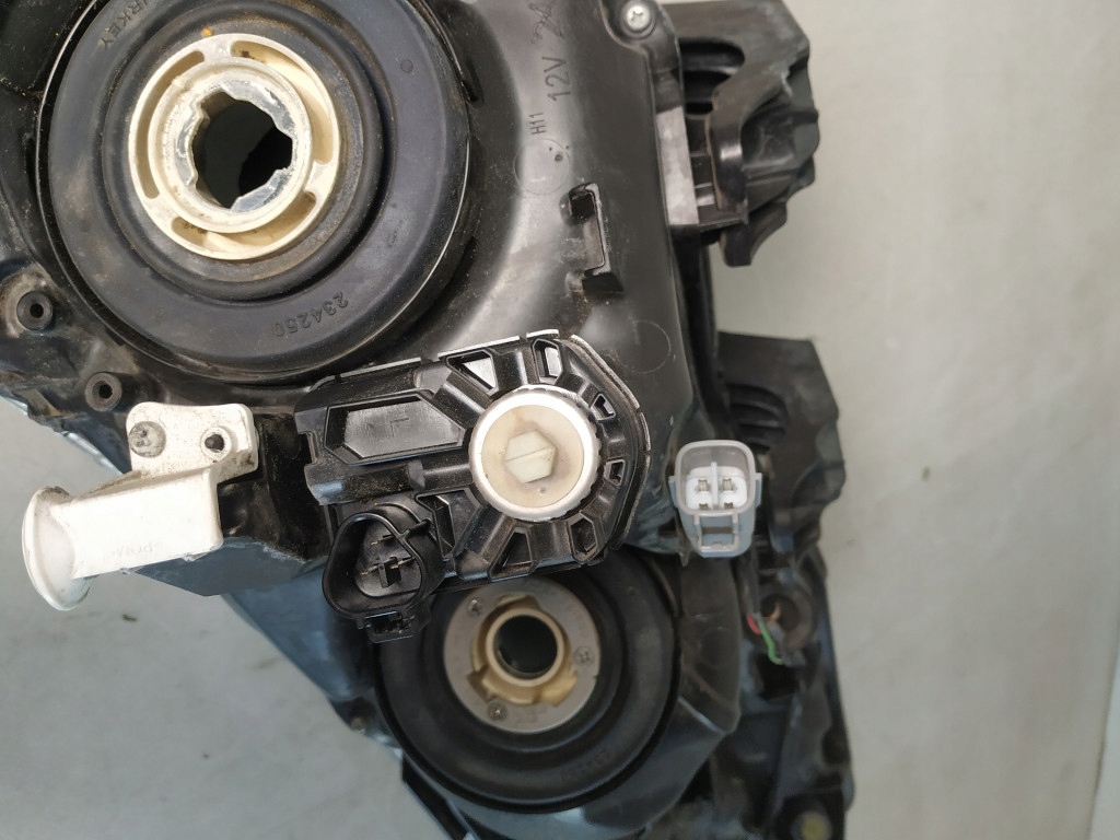 фото №12, Toyota corolla e18 13-16 фара правый лампа перед правая 81110-02e70-00