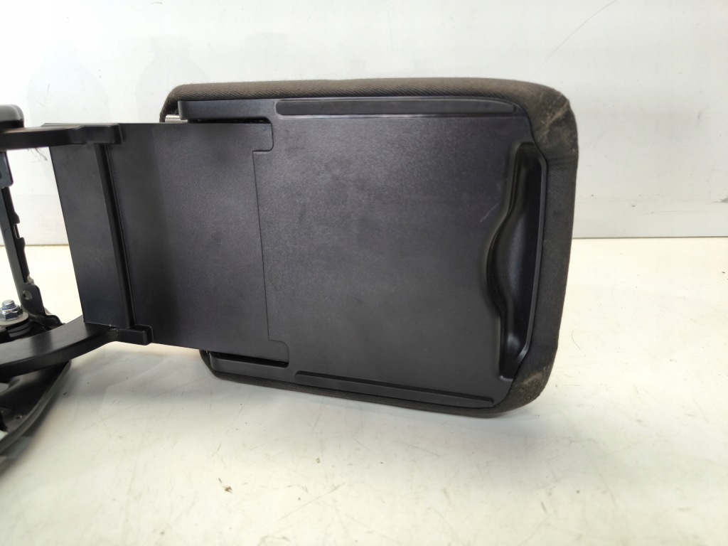 Купити Підлокітник середній перед audi a4 b8 a5 8t велюр 8k0864283 оригінал !!!