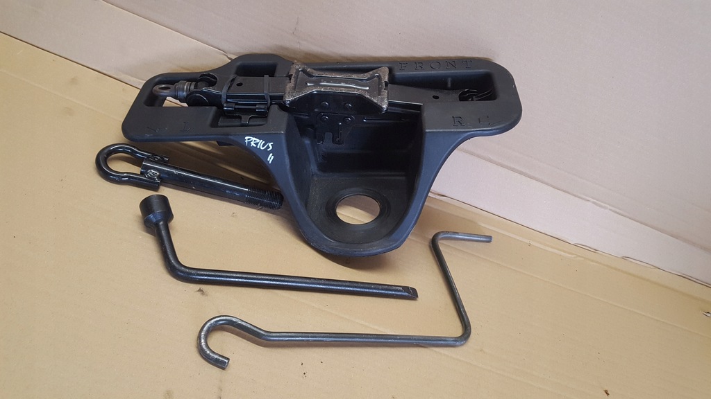 фото №1, Toyota prius ii ключ домкрат вкладыш 64777-47010